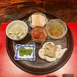 賛否両論 - ・八寸
      鶏肉と豆苗　ごまだれ
      イカととびっこの紹興酒づけ
      カシューナッツたまご
      砂肝のコンフィ　春菊ソース掛け
      白菜と塩昆布とじゃこのサラダ
      ミニトマトの土佐酢漬け