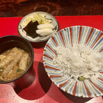 賛否両論 - ・ご飯
      しらすとグリーンピースの炊き込みご飯
      赤出汁のお味噌汁
      香の物