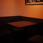 Bar Syuro - 3人掛け(5人までギリギリ可)のテーブルもあります。落ち着くスペースです。