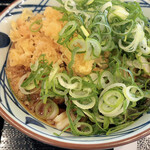 丸亀製麺 - ネギ、天かす大盛り