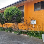 Resutoram perikan - 道路側から見えるのはこのオレンジ色の壁で目立ちません
