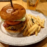 No.18 - ベーコンチーズバーガー　ポテト　ジンジャエールをセットで。税込み価格2000円。