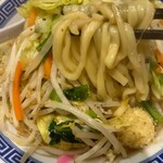 東京タンメン トナリ 稲毛山王店 - 麺は中太、やや平打ち