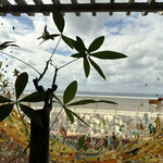 海が見えるそば家 - カラフルに描かれた可愛い窓から見える海と空