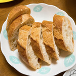 どんぐり - 【2022年12月】バケットはカットしてワインと。