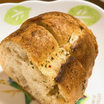 どんぐり - 【2022年12月】ガーリックブレッドもカットしてワインで。これ「ガーリック」の効かせ具合が超気に入ってます(^o^)丿