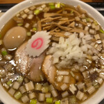 Chuukasoba Futaboshi - 朝ラー、煮卵、タマネギ、メンマ増　麺やスープも高レベルです。