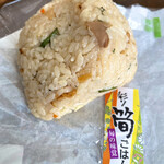 Komeyano Tedukurionigiri Tashi - 春の炊き込みおにぎりたけのこ¥220(税込)