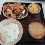 Tonkatsu Yoshie - ごはんと美味しいお味噌汁に自家製漬物