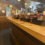 立呑み とんかつ まるや - 店内カウンターです。
