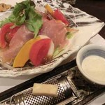 接方来 - 旬菜と生ハムのシーザーサラダ：780円