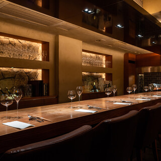 ケヤキ無垢一枚板のカウンターでゆったりとお寛ぎください。