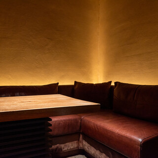 カーテンで仕切られた半個室です。
                                          2～3名様でどうぞ。