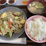 ギョウザとカレーのてっちゃん - 野菜炒め、ごはん、味噌汁