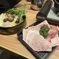 肉と日本酒いぶり 有楽町店 - A5ランク黒毛和牛サーロインのすき焼き
