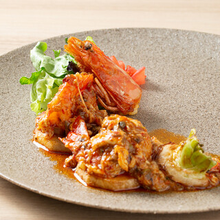 A variety of dishes made with homemade seasonings and carefully selected ingredients