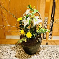 螢 - ◎入り口の生け花が迎えてくれる。