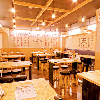 テーブル 2名様 × 10/洗練された店内でゆっくりとおくつろぎください。