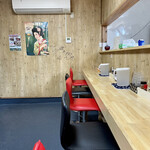 本格手抜きめし処 みんなのあじと - カウンター席のみなので、1人で来やすいです。