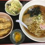 月曜-火曜ランチ(揚げギョーザ丼+ラーメン)