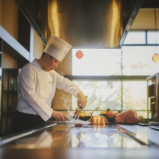 こだわりの食材をシェフが目の前で調理する鉄板焼き