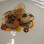 エクアトゥール - 前菜：ラングスティーヌのポアレとスモークしたサンジャック、アンズのソテー ギリシャ風ソース
