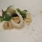 エクアトゥール - 前菜：イカの肝を見立てた豚足と白イカのイカスミ、仔牛の胃袋のポアレ、クミンとカルダモンの軽いソース