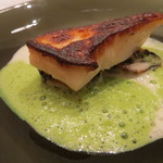 エクアトゥール - 魚：塩麹でマリネしたマナガツオのロティ、ニンニクとパセリのソース、サザエと ほうれん草のガレット添え