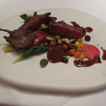 エクアトゥール - 肉：55日飼育の国産小鳩のロースト、黒胡椒のソースとルブロッションのピューレ