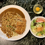 ケーツーカレーハウス - スパゲティカレー（ポークカツ）サラダセット ¥650 ＋ 生玉子 ¥50