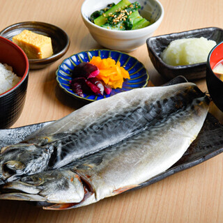 We have 10 types of our signature "mackerel set meals". Please feel free to come anytime day or night.