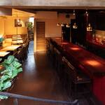 アルベンテ - 階段からの店内