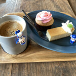 Kafe Kunurupu - 母の注文品。ニューヨークチーズケーキとカップケーキ。ケーキ2個で100円引きとか、ドリンク割引あります。