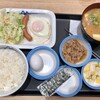 松屋 - 「ソーセージエッグ定食 ミニ牛皿セット」(450円)+「豚汁生玉子セット」(250円)