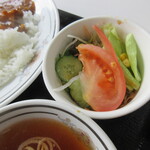 三喜食堂 - サラダにはドレッシングがかかっています