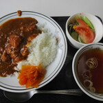 三喜食堂 - カレーにはサラダと炒飯スープ