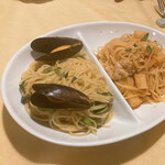 ガフーリオ - 左が、ムール貝と福岡産菜の花のオイルパスタ、右が豚肉と北海道産山芋のトマトソースパスタ