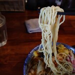 麺屋 悠 - 麺は悠のトレードマークの加水低めのストレートな細麺