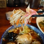 麺屋 悠 - もやしや刻みナルトがたっぷりだ。