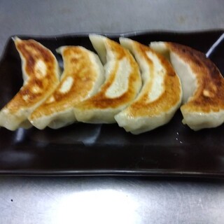モチモチ食感の皮と野菜の餡で織り成す人気の餃子