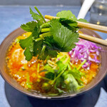 うずとかみなり - たっぷり載ったパクチー（コリアンダー）