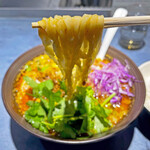 うずとかみなり - 麺は中太の縮れ麺