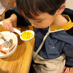 らーめん森や。 - コーンを穴あきレンゲでガッツリ食べる我が子