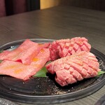 焼肉うしやま - 薄切りタン 厚切りタン