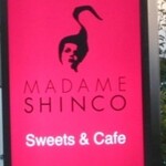 マダム シンコ - ピンクの看板