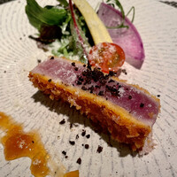 オステリア ブッビーノ - ③前菜：鰤のカツレツ。黒トリュフとグレープフルーツのソース