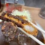 キッチン南海 - ほどよい厚みのロースカツが良いですね。