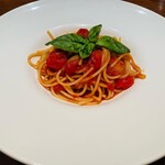 カッフェ・クラシカ - シンプルなトマトソースとバジリコのスパゲッティ