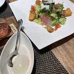 Casual Dining Chef's Table - シーザーサラダは半熟卵のシーザーソースで