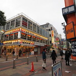 麺家 歩輝勇 - 伊勢佐木モールの磯丸水産のところを曲がる